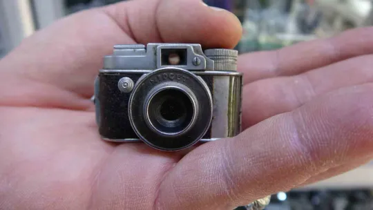 Sesi makineli tüfek, kendisi fotoğraf makinesi