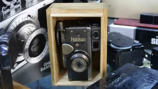 Sesi makineli tüfek, kendisi fotoğraf makinesi