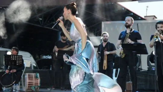 Şevval Sam konserinde maske ve mesafe unutuldu!