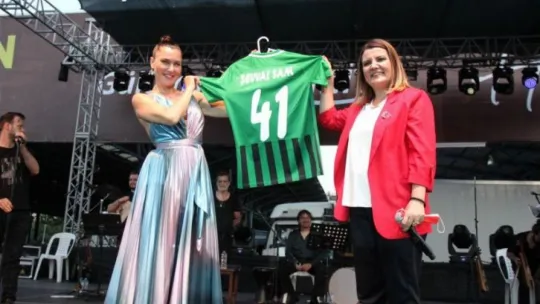 Şevval Sam konserinde maske ve mesafe unutuldu!