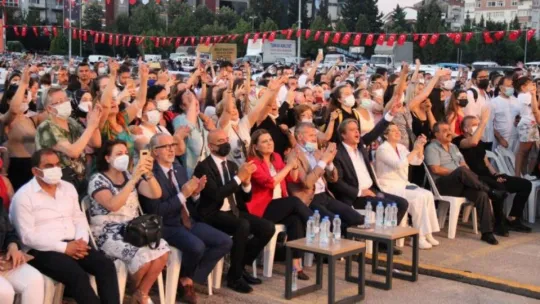 Şevval Sam konserinde maske ve mesafe unutuldu!