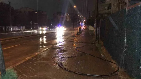 Seyir halinde dorsesi açılan kamyon elektrik tellerini devirdi