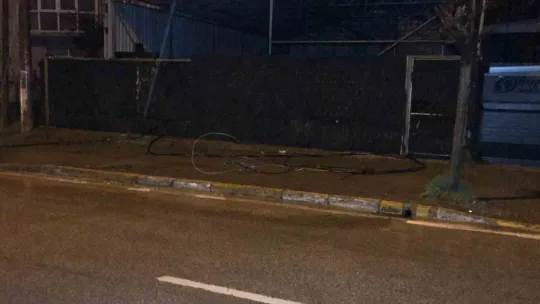 Seyir halinde dorsesi açılan kamyon elektrik tellerini devirdi