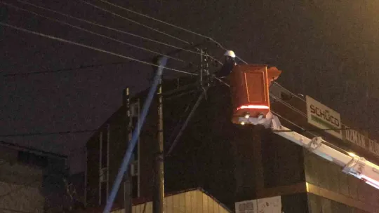 Seyir halinde dorsesi açılan kamyon elektrik tellerini devirdi