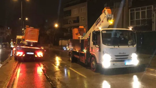 Seyir halinde dorsesi açılan kamyon elektrik tellerini devirdi