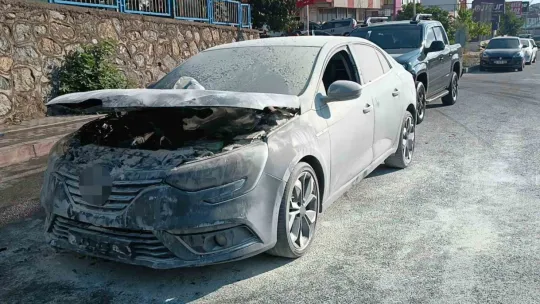 Seyir halinde otomobil alev alev yandı