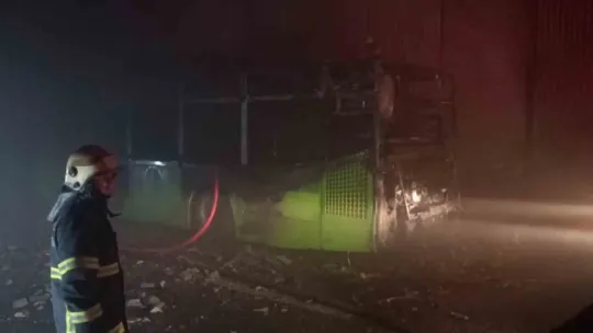 Yanan halk otobüsünden geriye iskeleti kaldı