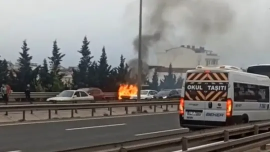 Seyir halindeki araç alev alev yandı