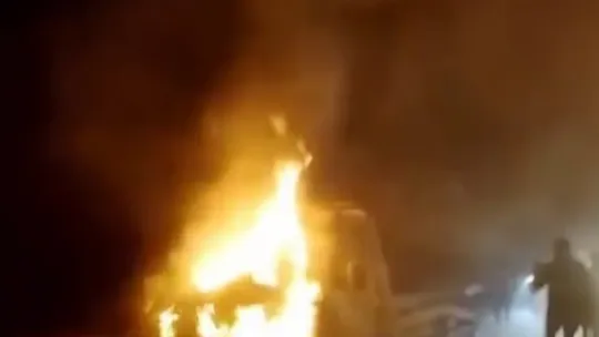 Seyir halindeki araç alev alev yandı