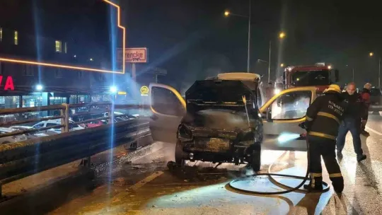 Seyir halindeki araç alevlere teslim oldu