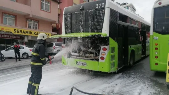 Seyir halindeki belediye otobüsünde korkutan yangın!
