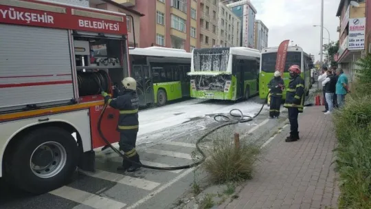 Seyir halindeki belediye otobüsünde korkutan yangın!