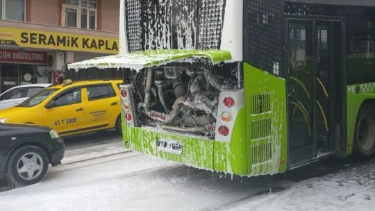 Seyir halindeki belediye otobüsünde korkutan yangın!