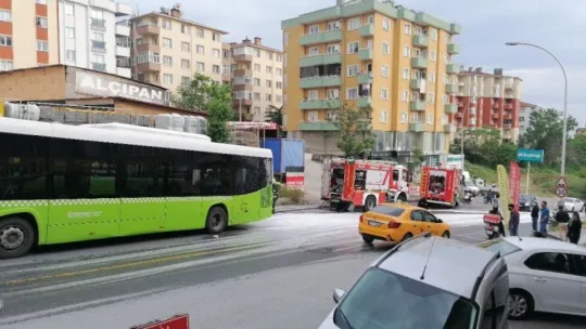 Seyir halindeki belediye otobüsünde korkutan yangın!