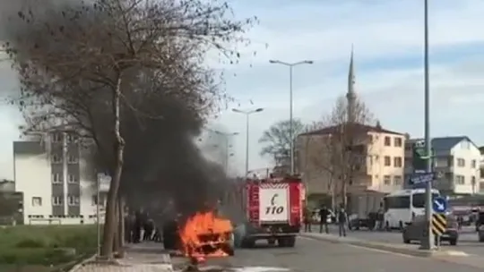 Seyir halindeki cip alev alev yandı