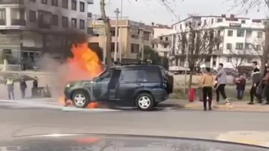 Seyir halindeki cip alev alev yandı