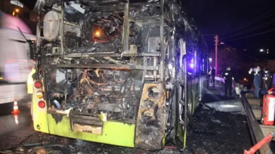 Seyir halindeki halk otobüsü alev alev yandı
