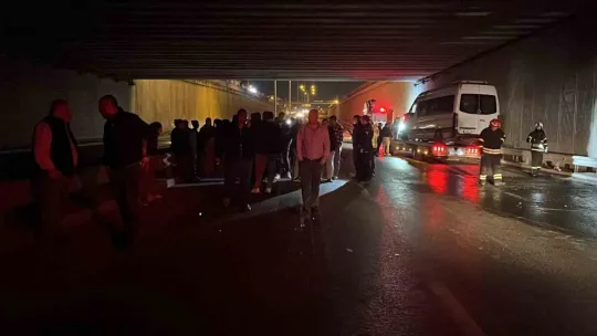 Seyir halindeki işçi servisi yandı