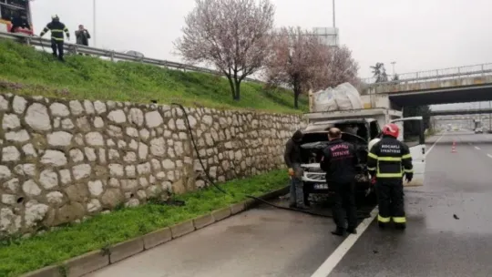 Seyir halindeki kamyonet alevlere teslim oldu