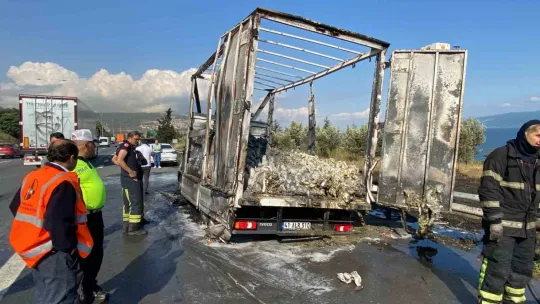 Seyir halindeki kamyonetin lastiği patlayarak alev aldı, araçtan geriye iskeleti kaldı