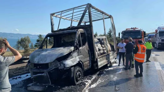 Seyir halindeki kamyonetin lastiği patlayarak alev aldı, araçtan geriye iskeleti kaldı