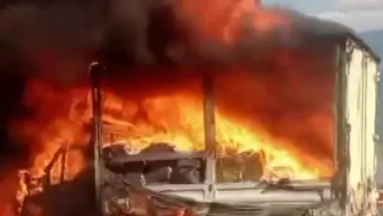 Seyir halindeki kamyonetin lastiği patlayarak alev aldı, araçtan geriye iskeleti kaldı