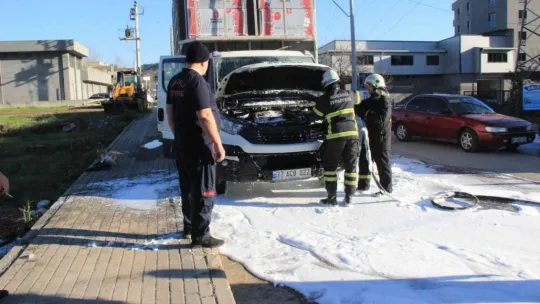 Seyir halindeki kamyonetin motor kısmı yandı