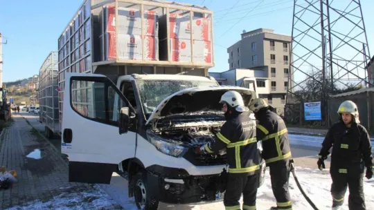 Seyir halindeki kamyonetin motor kısmı yandı
