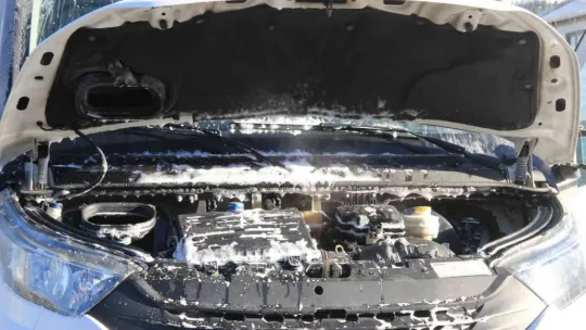 Seyir halindeki kamyonetin motor kısmı yandı