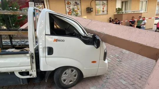 Seyir halindeki kamyonetin üzerine beton blok düştü: 2 yaralı