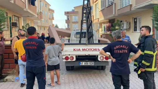 Seyir halindeki kamyonetin üzerine beton blok düştü: 2 yaralı