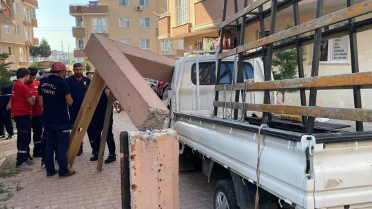 Seyir halindeki kamyonetin üzerine beton blok düştü: 2 yaralı