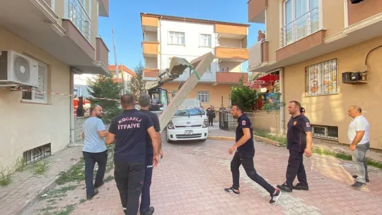 Seyir halindeki kamyonetin üzerine beton blok düştü: 2 yaralı