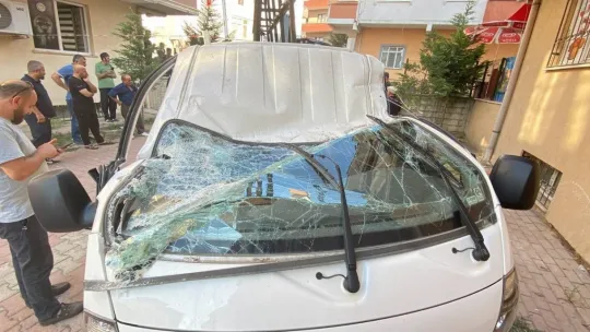 Seyir halindeki kamyonetin üzerine beton blok düştü: 2 yaralı
