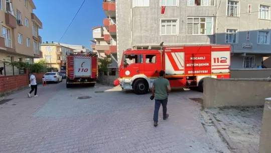 Seyir halindeki kamyonetin üzerine beton blok düştü: 2 yaralı