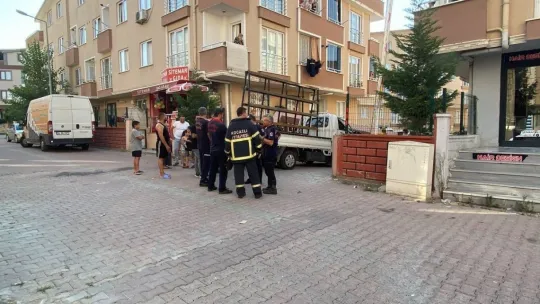 Seyir halindeki kamyonetin üzerine beton blok düştü: 2 yaralı