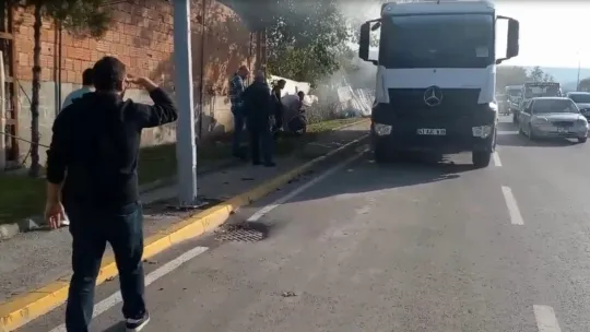 Seyir halindeki kamyonun tekerinden alevler yükseldi
