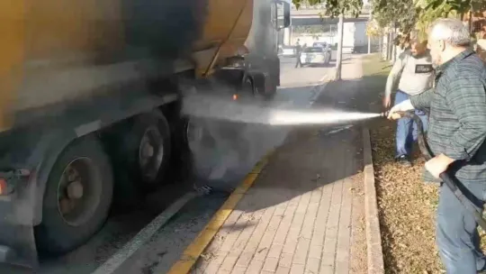 Seyir halindeki kamyonun tekerinden alevler yükseldi