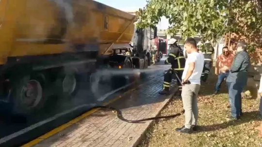Seyir halindeki kamyonun tekerinden alevler yükseldi