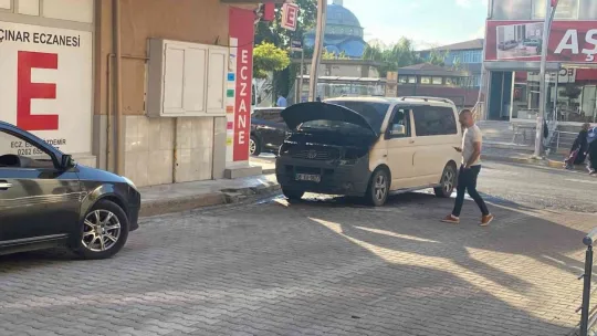 Seyir halindeki minibüste yangın çıktı