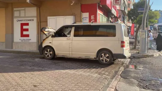 Seyir halindeki minibüste yangın çıktı