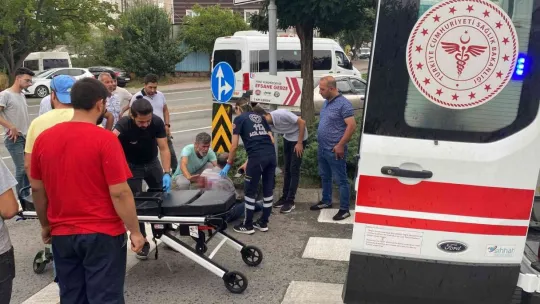 Motosikletin çarptığı yaşlı adam yaralandı