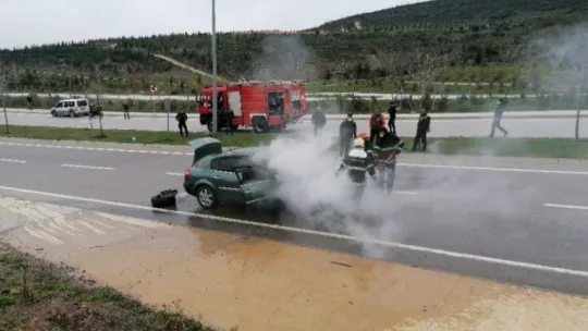 Seyir halindeki otomobil alev alev yandı!