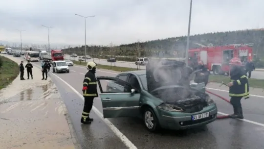 Seyir halindeki otomobil alev alev yandı!