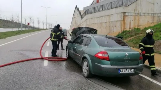 Seyir halindeki otomobil alev alev yandı!