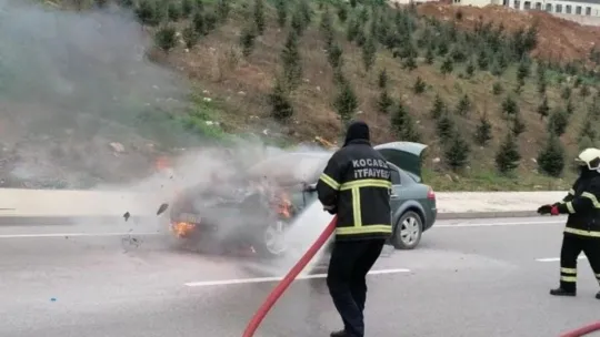 Seyir halindeki otomobil alev alev yandı!