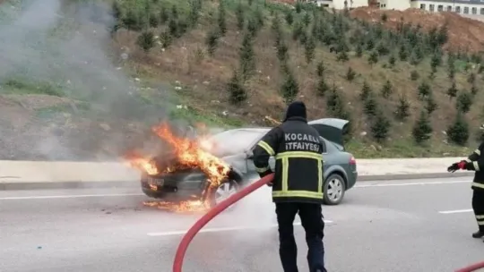 Seyir halindeki otomobil alev alev yandı!