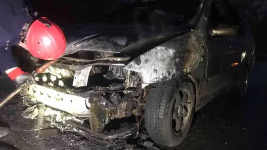 Seyir halindeki otomobil alev alev yandı