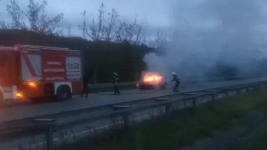 Seyir halindeki otomobil alev alev yandı