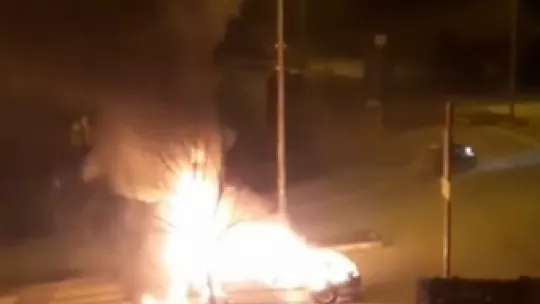 Seyir halindeki otomobil alev topuna döndü